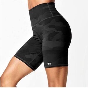 Alo Yoga High-Waist Vapor 8” Shorts Camo Size XS EUC